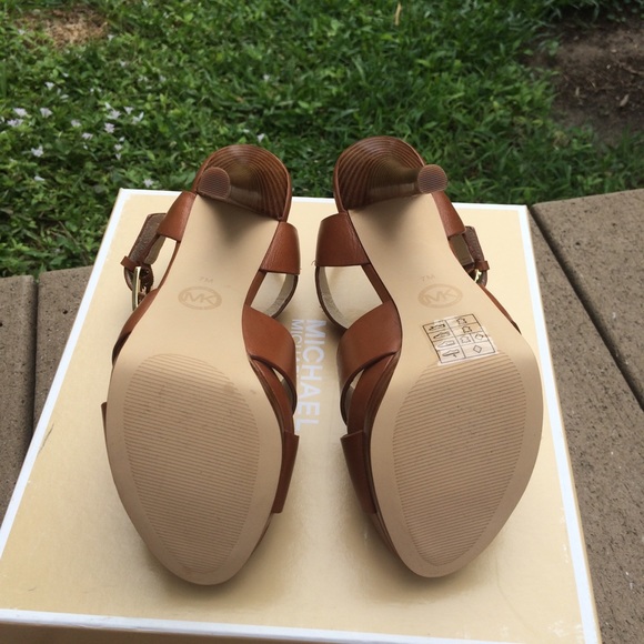 NIB Michael Kors Platform Heels - Picture 3 of 6
